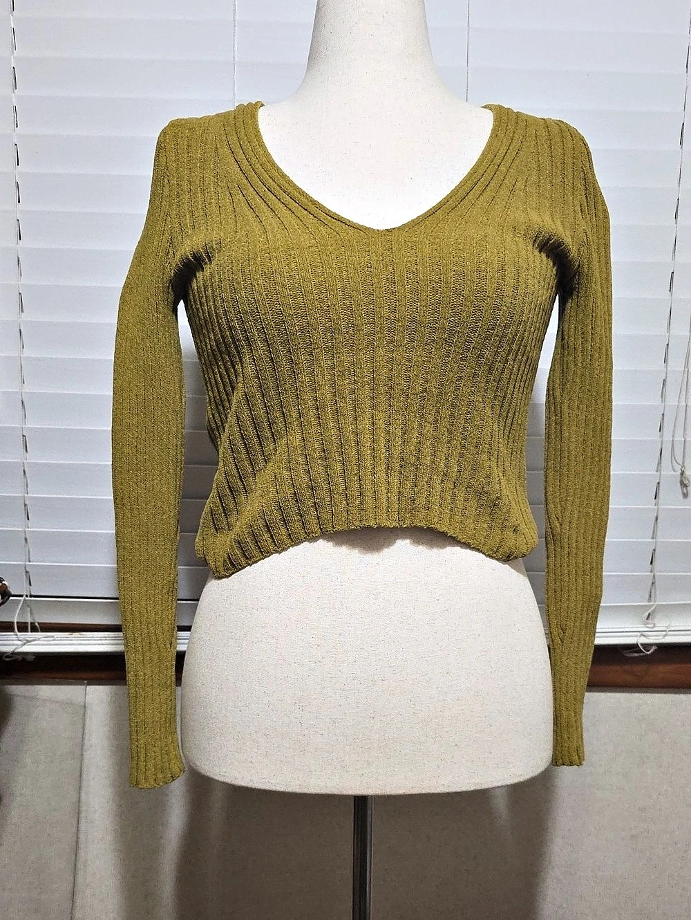 V-Neck Sweater in Green Like New